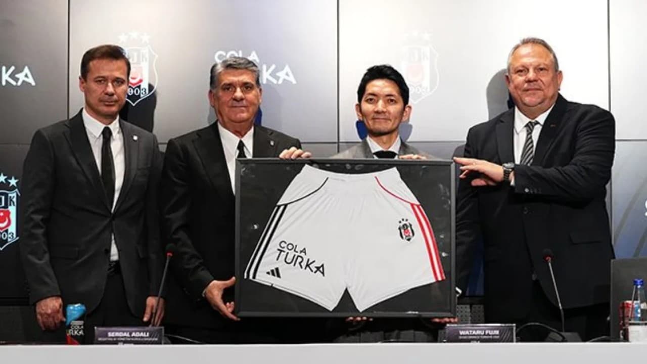 Beşiktaş'ta Dev İş Birliği: Cola Turka Yeniden Siyah-Beyazlı Formada!