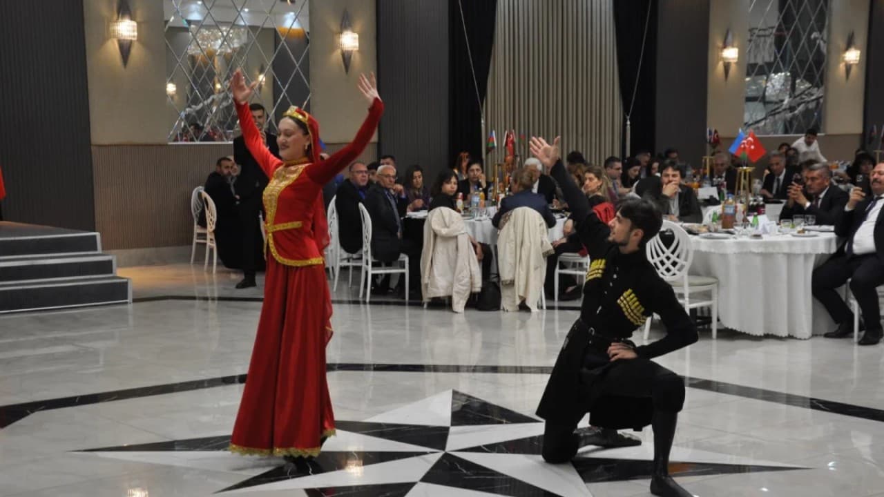 Azerbaycan Bağımsızlık Günü Kutlamaları Kars'ta Coşkuyla Gerçekleştirildi