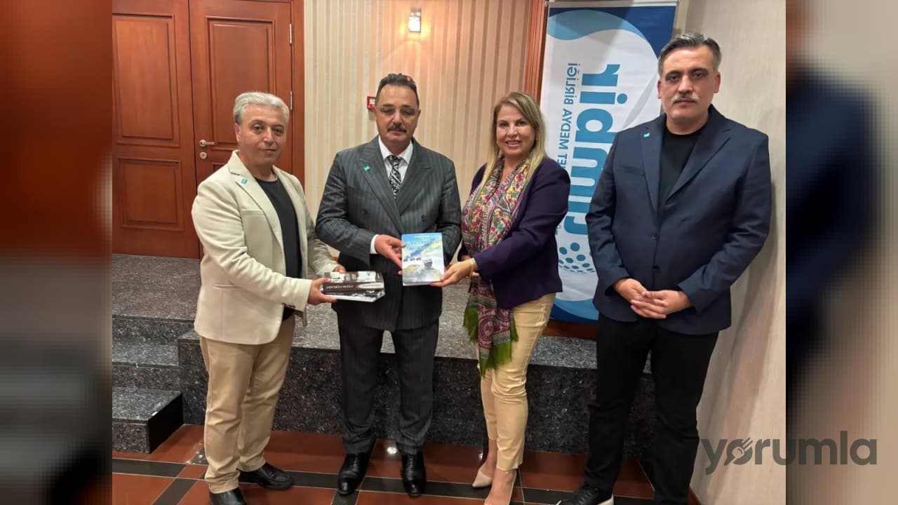 Etibar Həsənzadə'nin eserleri TİMBİR Başkanı Dr. Süleyman Basa'ya sunuldu, dostluk vurgusu yapıldı