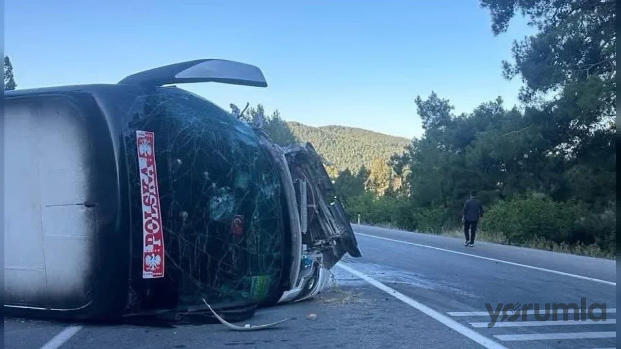 Antalya'da tur otobüsü ile otomobil çarpıştı, sürücü hayatını kaybetti, 12 turist yaralandı