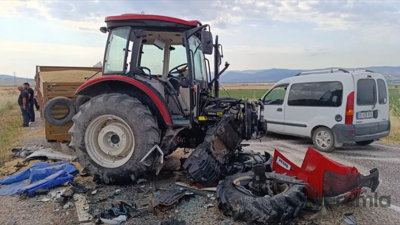 Amasya-Mecitözü’nde hafif ticari araç traktörle çarpıştı: 3 kişi öldü