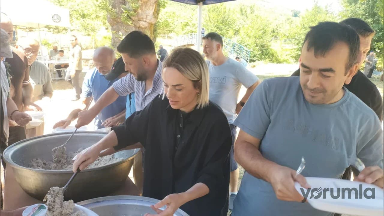 Akçakoca Belediye Başkanı Alev Ünal, geleneksel cümle mevlit programında pilav dağıttı