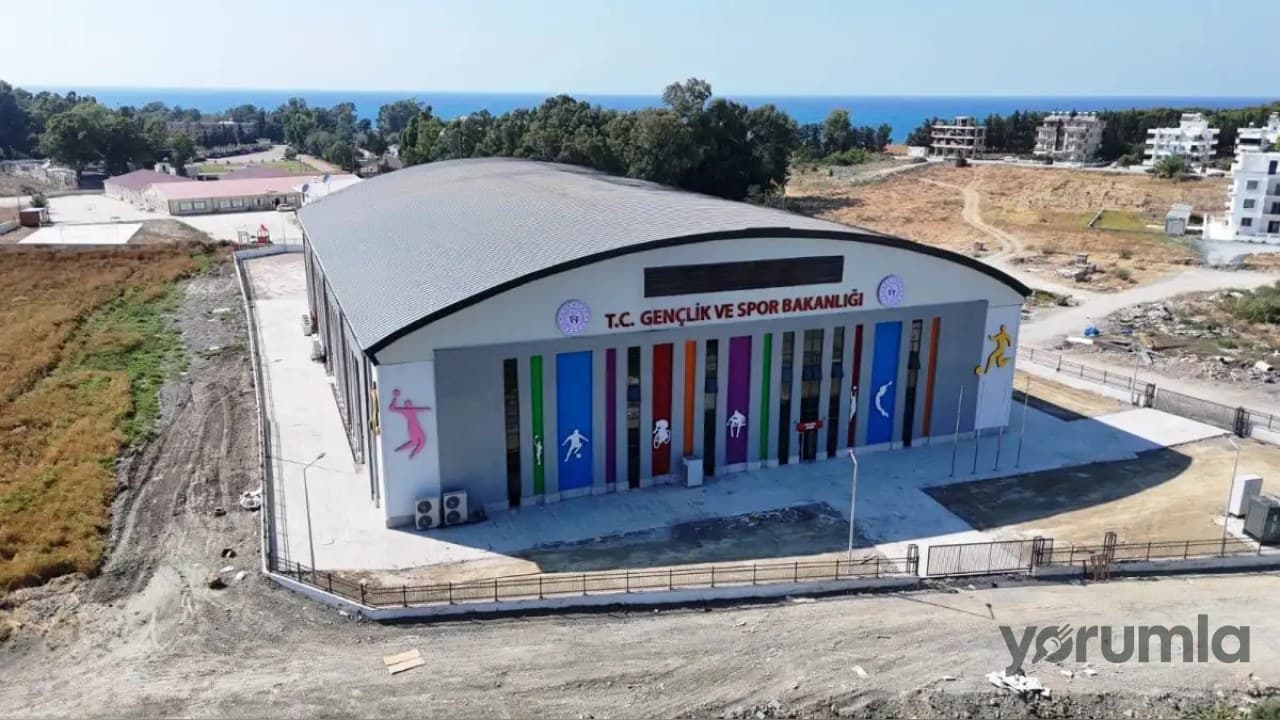 Arsuz’da 1000 kişilik modern spor salonu hizmete açıldı