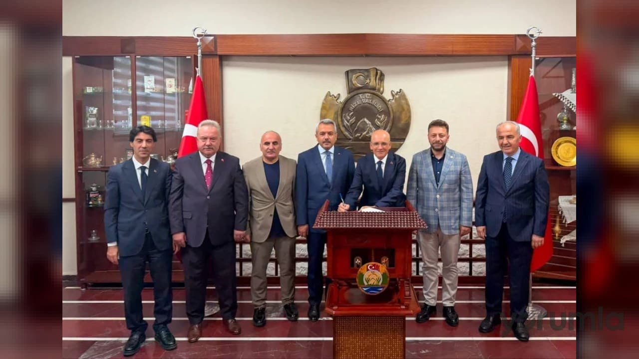 Mehmet Şimşek Rize’de Valiliği ziyaret etti: Yatırımlar ve projeler konuşuldu