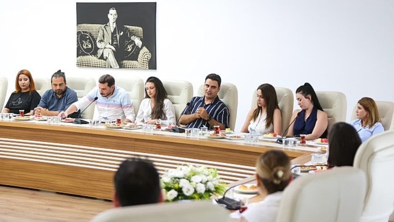 Karabağlar'da rekor istihdam: Belediye personel sayısını aştı, 2 bin 40 kişi iş sahibi oldu!
