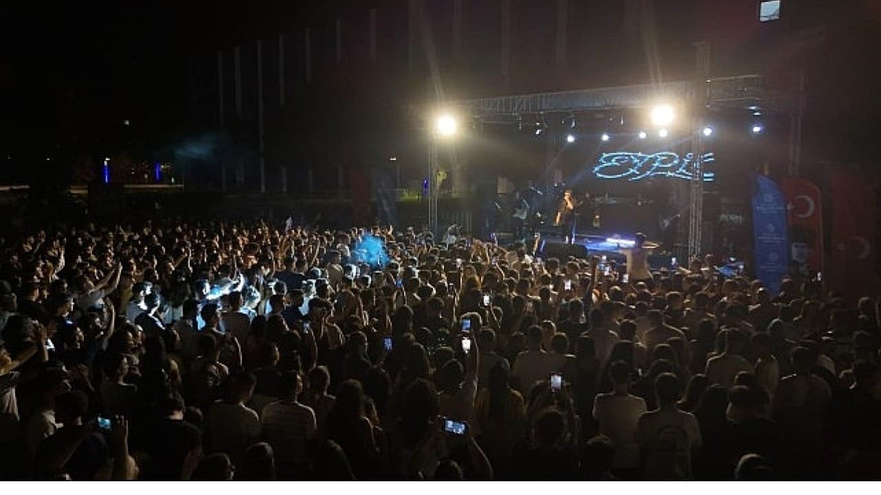 Aydın'da Eypio rüzgarı esti: Özlem Çerçioğlu’ndan dev 'Yaza Merhaba' konser serisi!