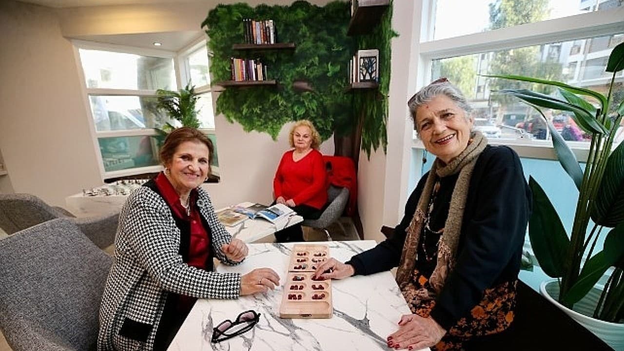 Karşıyaka’da "Emekli Yaka" yoğun ilgi görüyor: İleri yaştaki vatandaşların yeni adresi oldu!