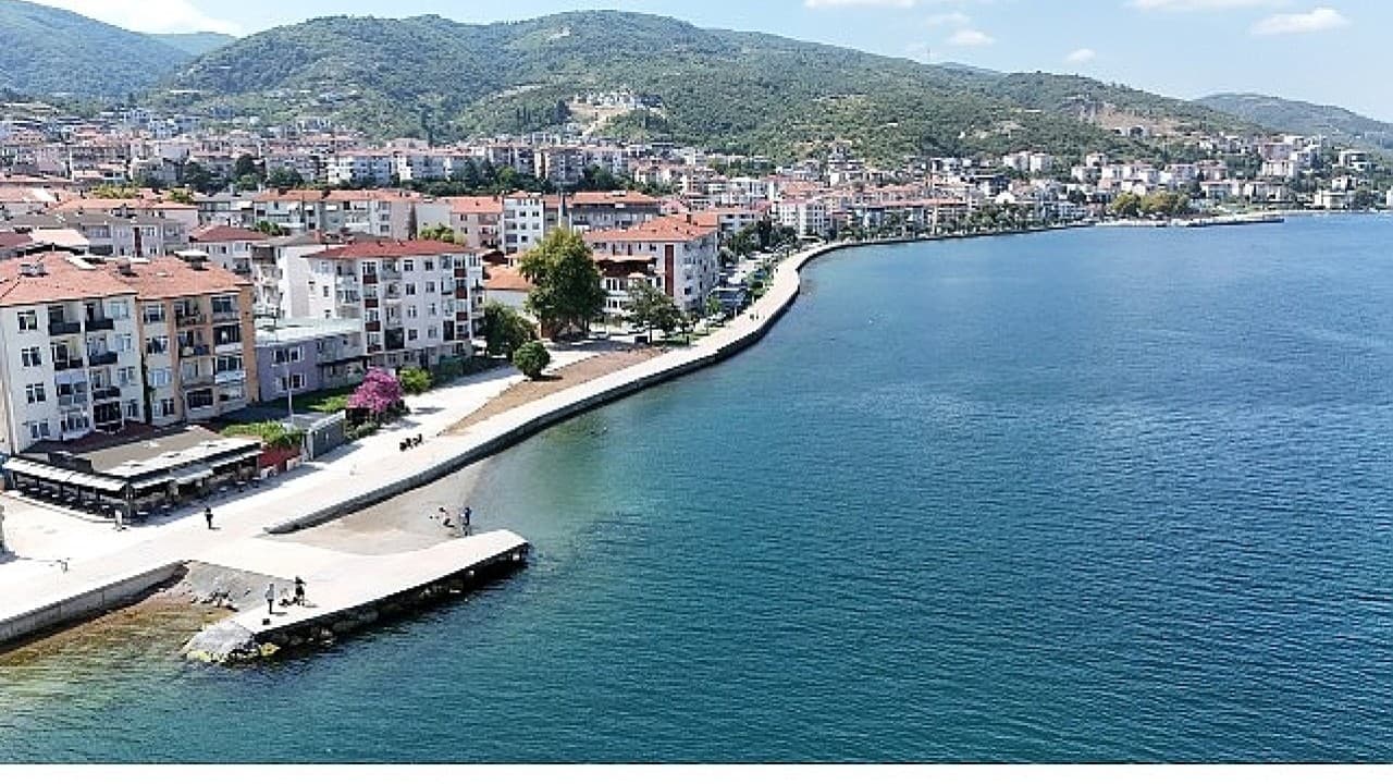 Gölcük Değirmendere sahilinde taşkın riski sona erdi: 200 metrelik dev dalga kırıcı ve yeni yürüyüş yolu hizmette!