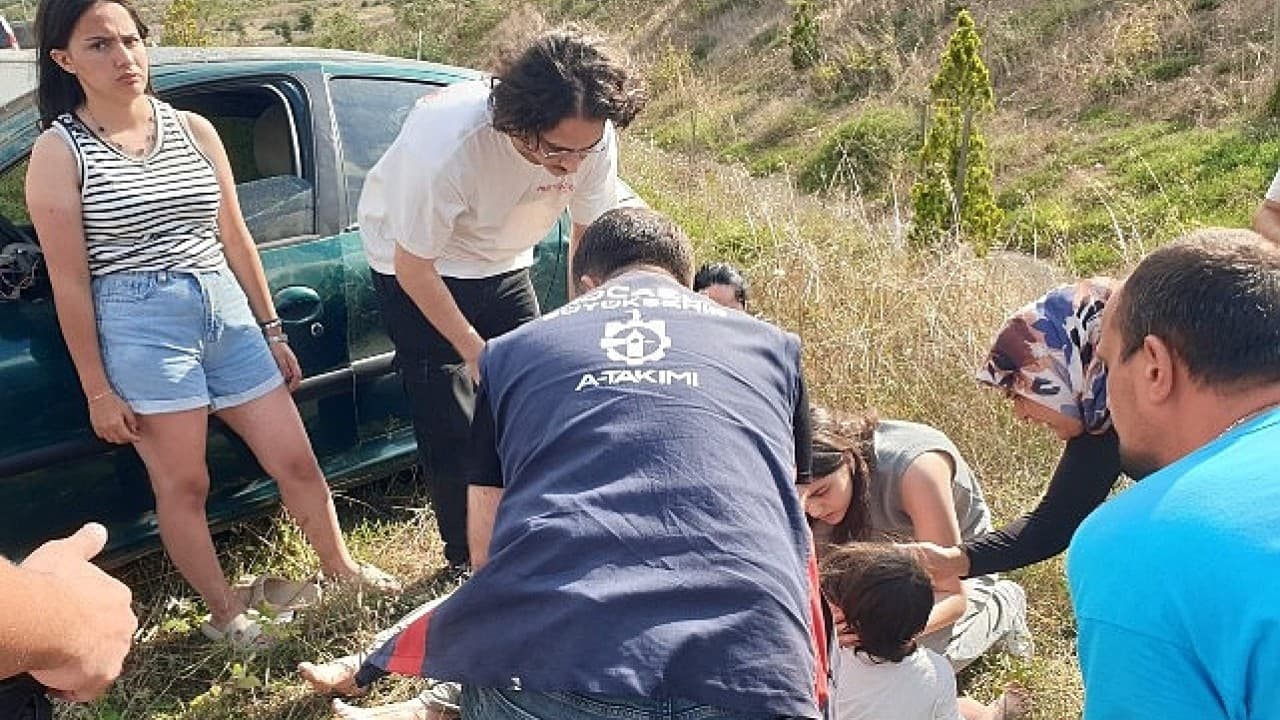 Kandıra yolunda takla atan otomobilin yardımına Büyükşehir A Takımı koştu