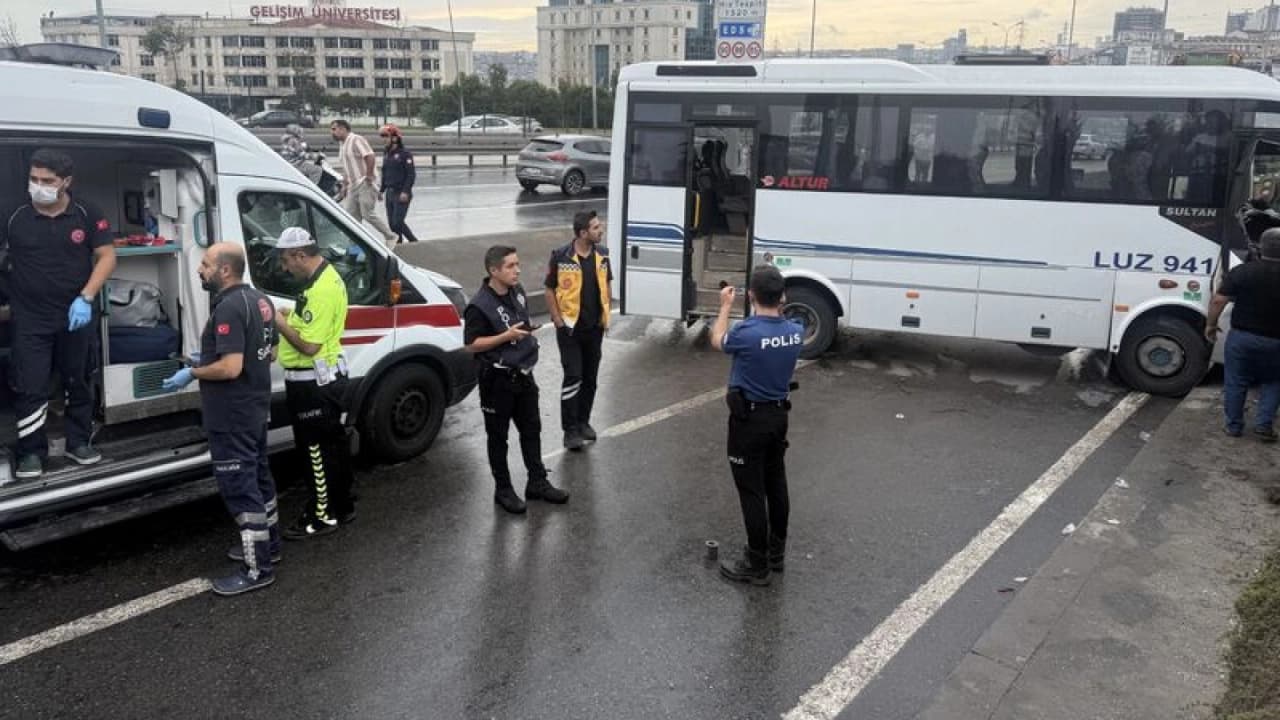 Avcılar D-100 Karayolu’nda Servis Midibüsü ile Otomobil Çarpıştı: 9 Yaralı