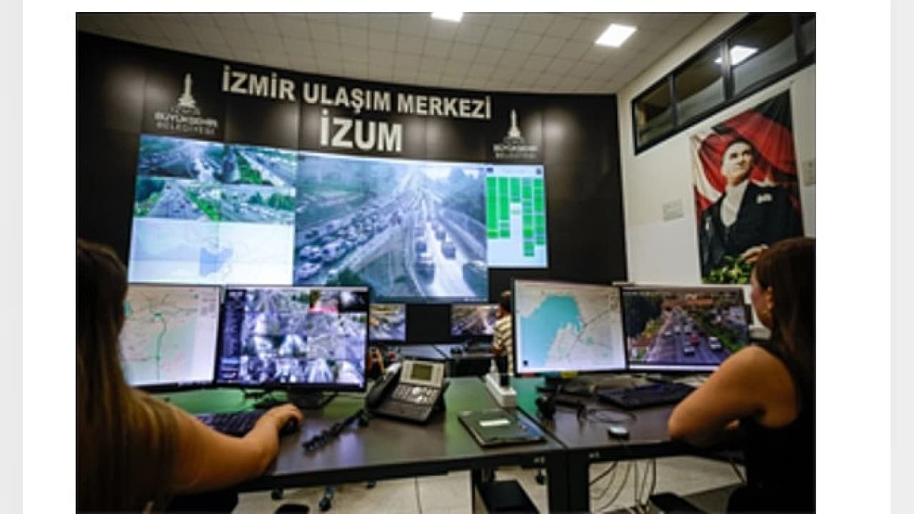 İzmir'de Okul Sezonu Trafiği İZUM'dan Yönetiliyor