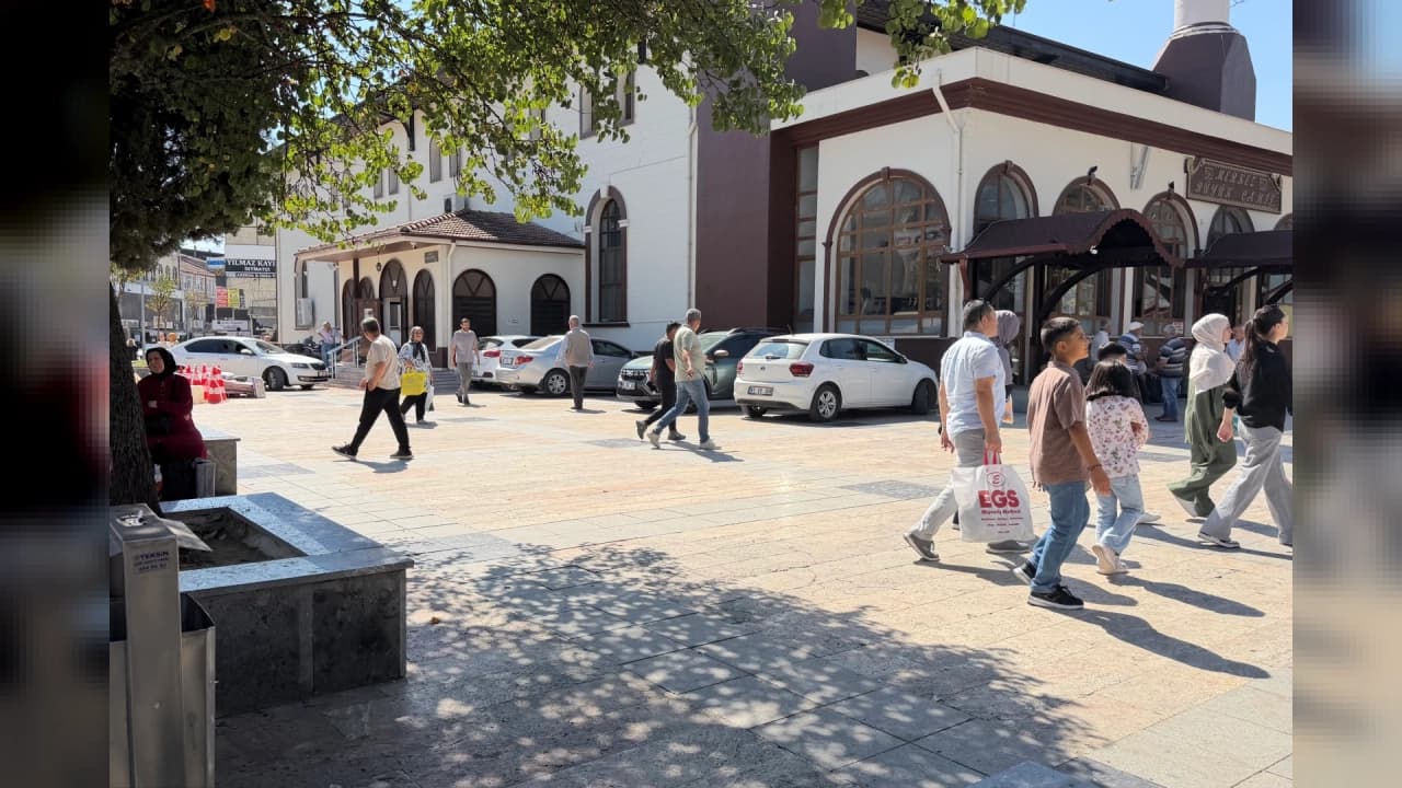 Düzce'de burası cami avlusu mu, otopark mı?