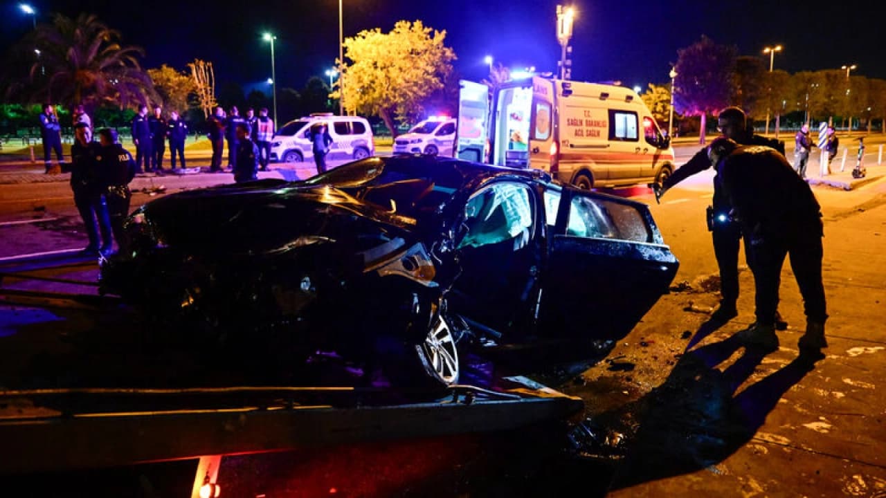 Maltepe'de İki Otomobil Çarpıştı: 9 Yaralı