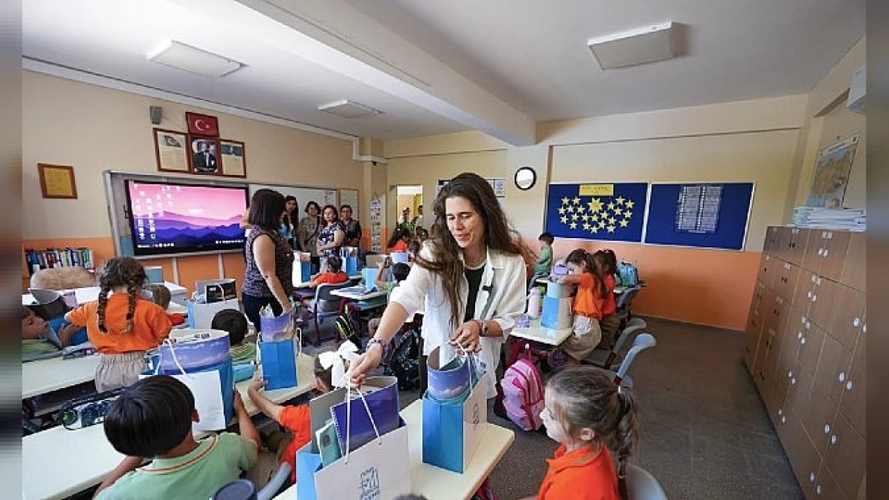 Çeşme Belediyesi'nden minik öğrencilere "Okula Hoş Geldin" desteği