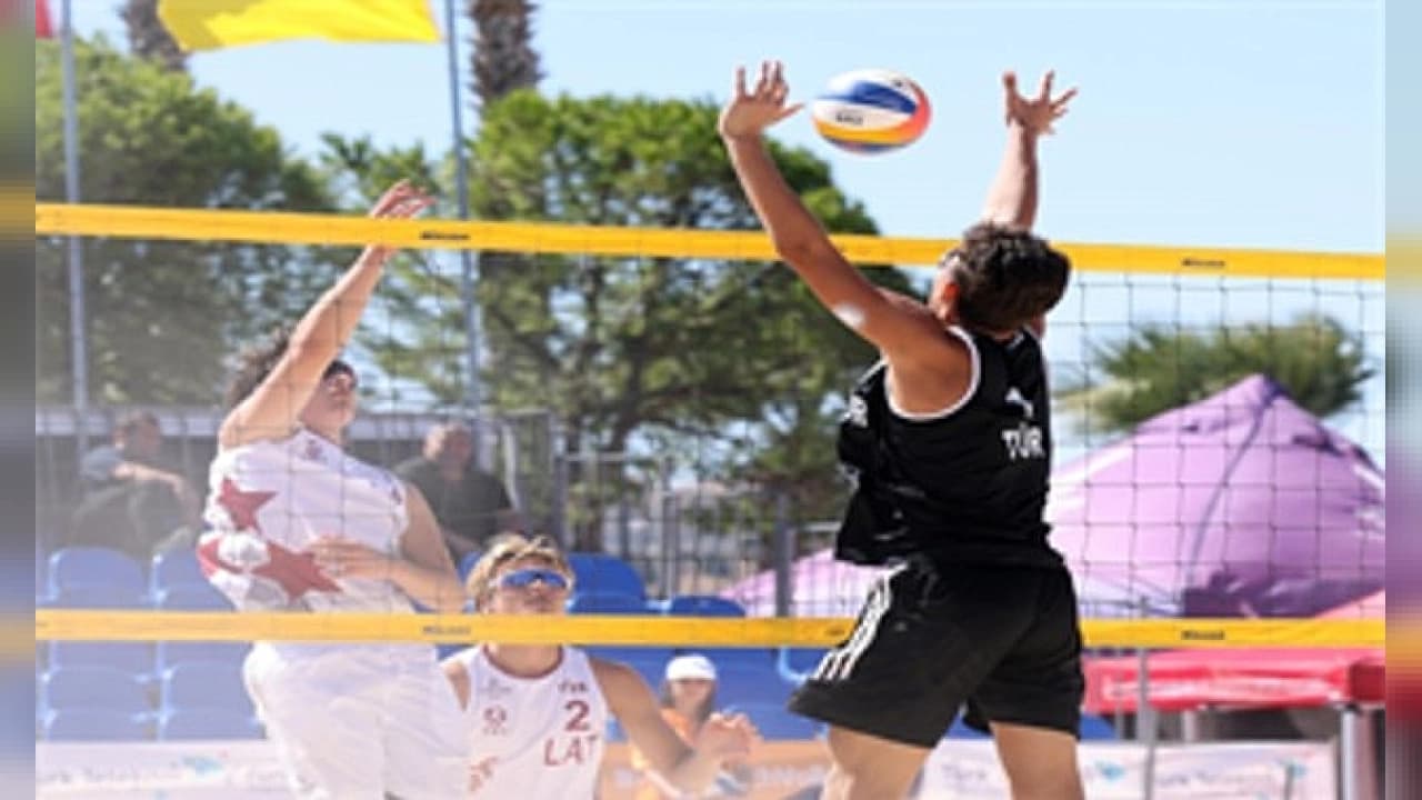 İzmir Foça'da Avrupa Plaj Voleybolu Heyecanı Başladı: 35 Ülkeden 70 Takım Yarışıyor