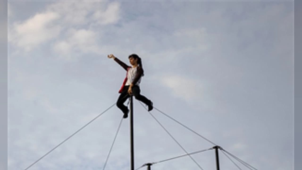 İzmir Gündoğdu Meydanı'nda Çağdaş Sirk Coşkusu: Cirque Entre Nous Nefes Kesti