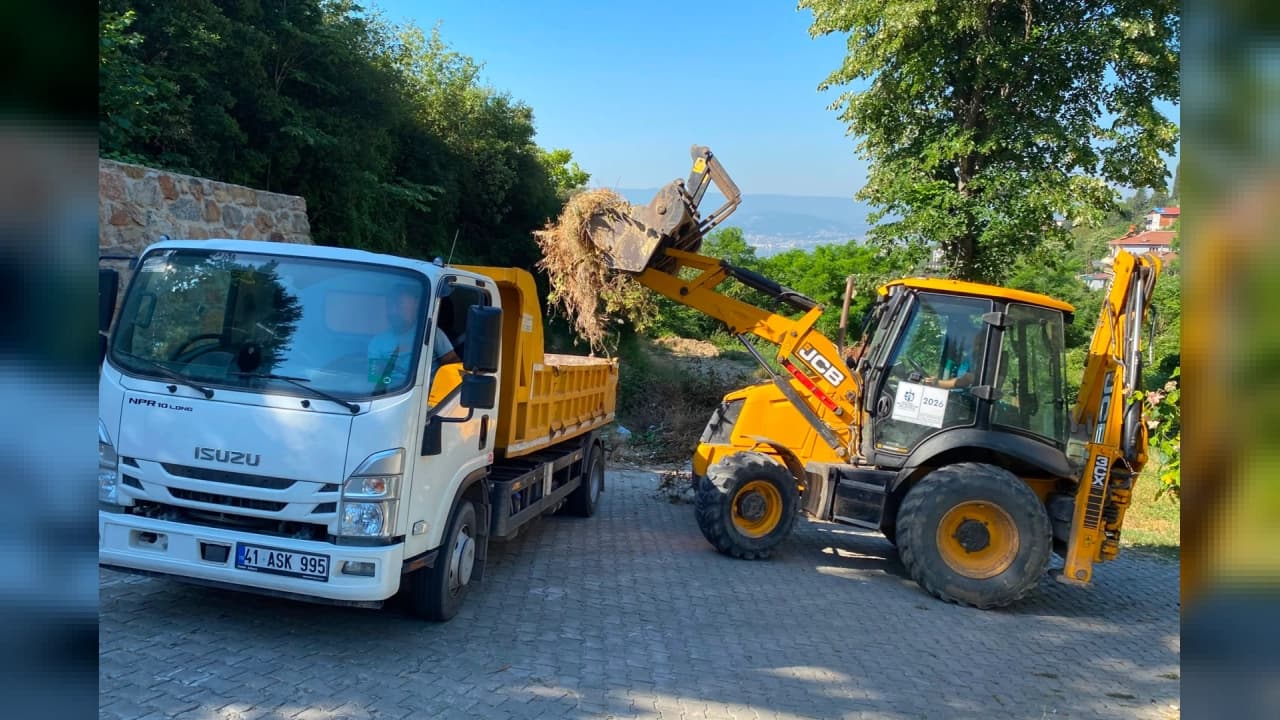 Kocaeli Büyükşehir Belediyesi'nden Mezarlıklarda Kapsamlı Bakım ve Temizlik Seferberliği