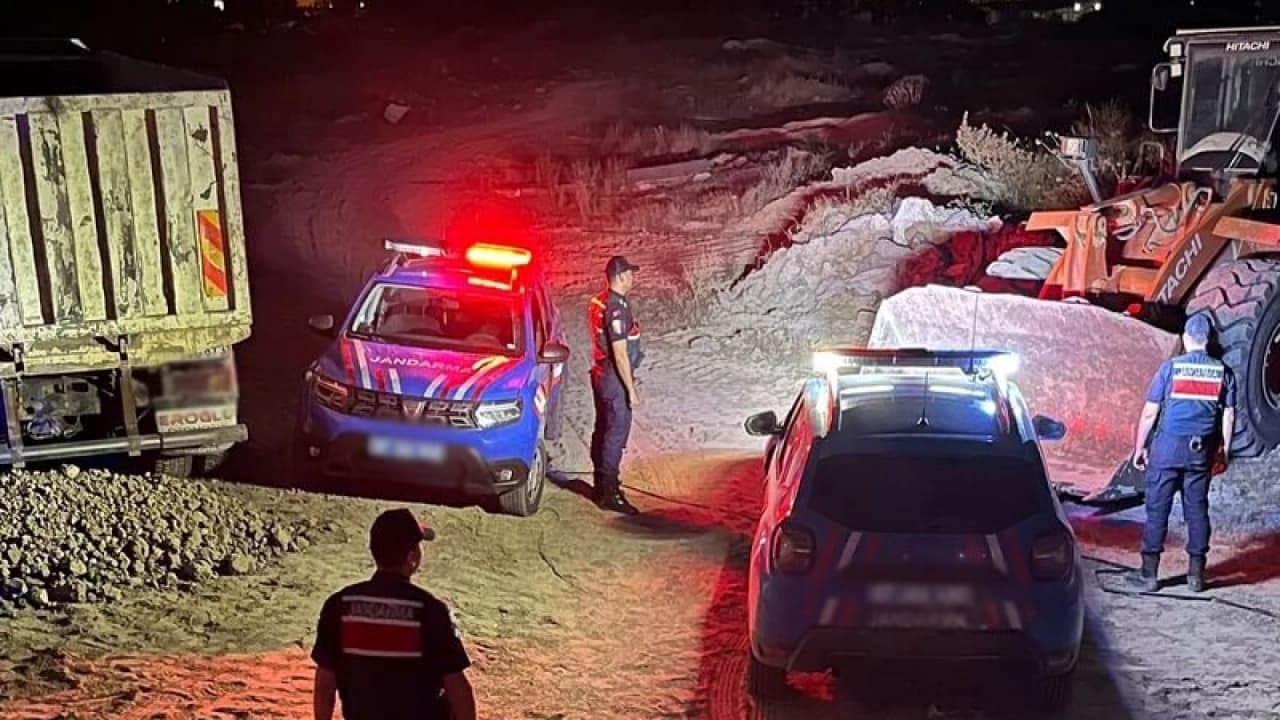 Antalya'nın Manavgat ilçesinde kaçak kum hırsızlığına suçüstü: 3 gözaltı