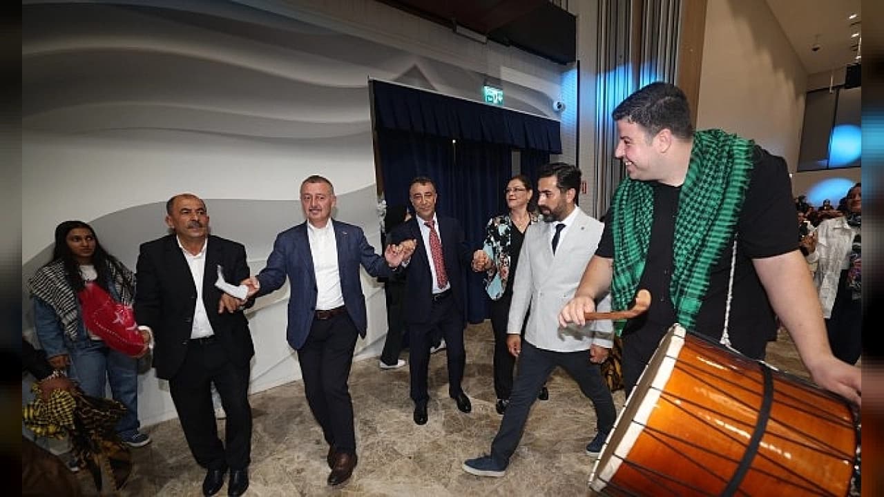 Başkan Büyükakın Kocaeli'deki Vanlılar Şöleni'nde Halaya Katıldı: Birlikte Türkiye'yiz