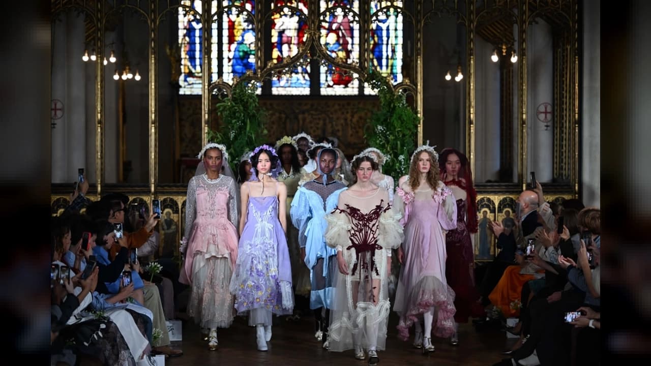 Gaziantep'in Asırlık Antep İşi Nakışı Londra Moda Haftası'nda Dünyaya Açıldı