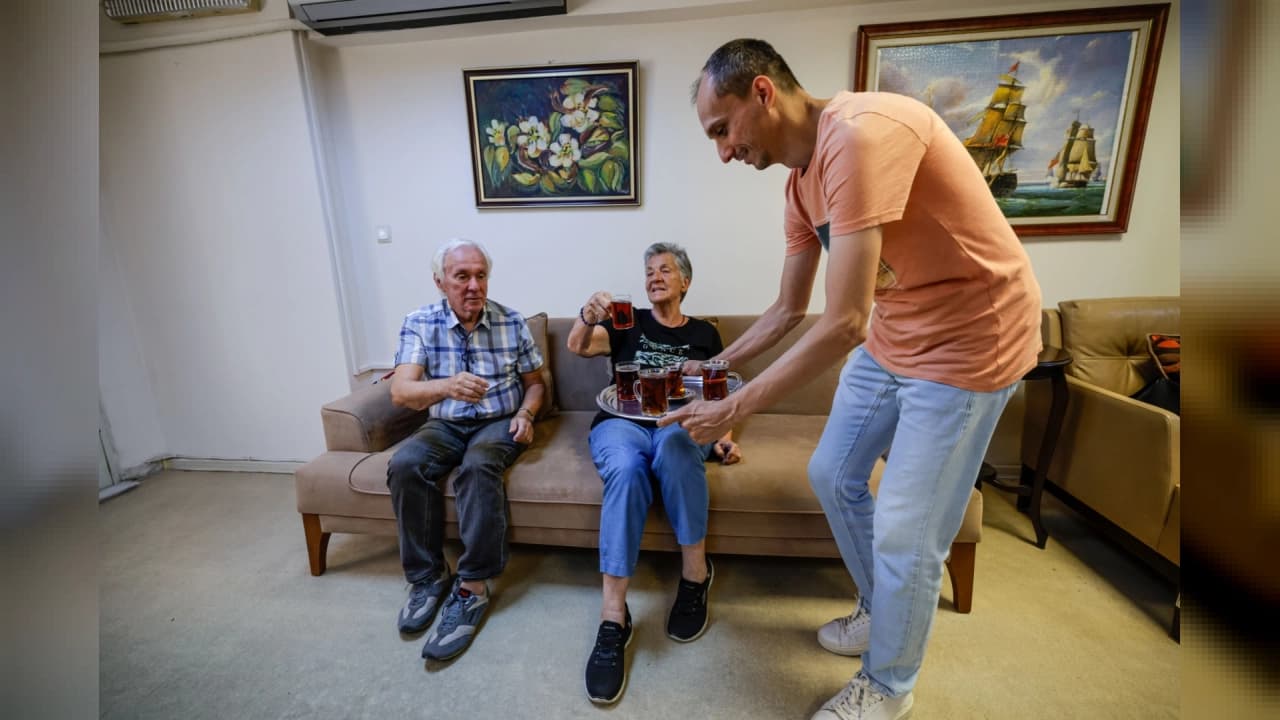 İzmir'de Alzheimer ve Demans Merkezinden Hastalara ve Yakınlarına Destek