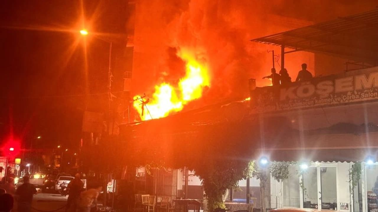 İzmir'de Ekmek Fırınında Yangın Korkuttu: Çatı Katı Zarar Gördü
