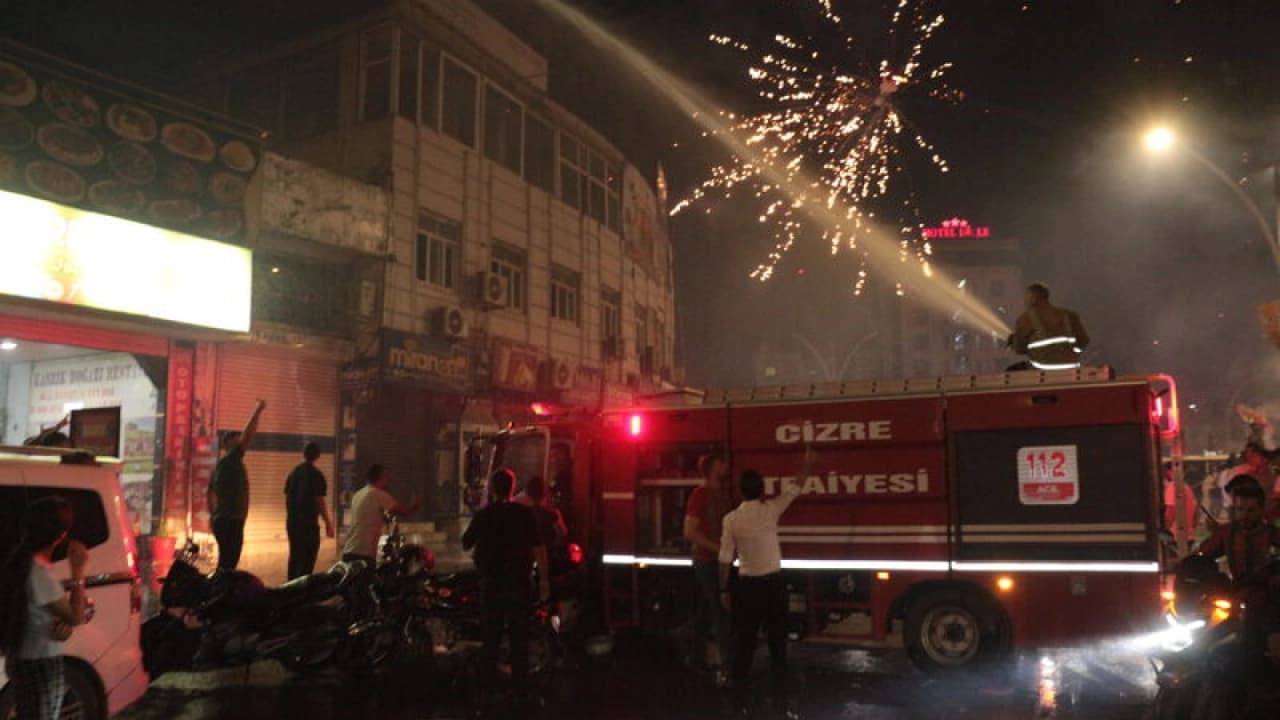 Amed Sportif Faaliyetler Maçı Sonrası Kutlamalarda Yangın Çıktı: İtfaiye Eri Yaralandı