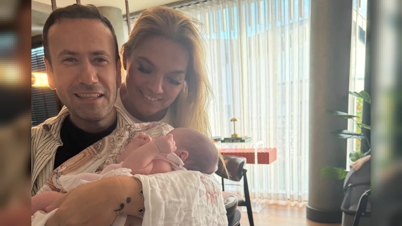Demet Akalın ve Özgür Aras'tan Berkay ile Özlem Ada Şahin'e bebek ziyareti
