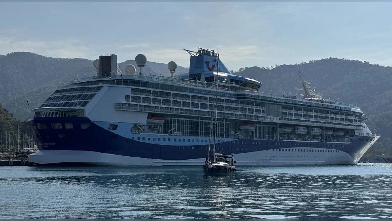Marmaris Limanı'na Dev Kruvaziyer Yanaştı: 1765 Yolcu İlçeye Hareket Getirdi