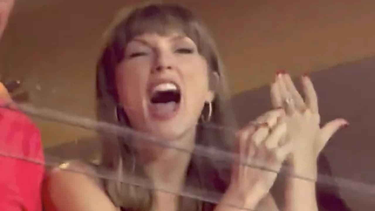 Taylor Swift Tribünleri Salladı: Eşi Travis Kelce'ye Yüzüğünü Göstererek Tezahürat Yaptı