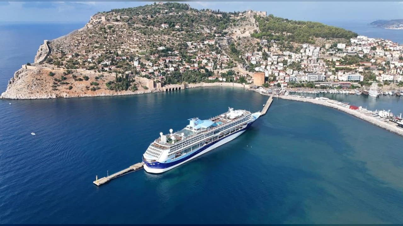 Dev Kruvaziyer Marella Discovery Binlerce Turistle Alanya'ya Demir Attı