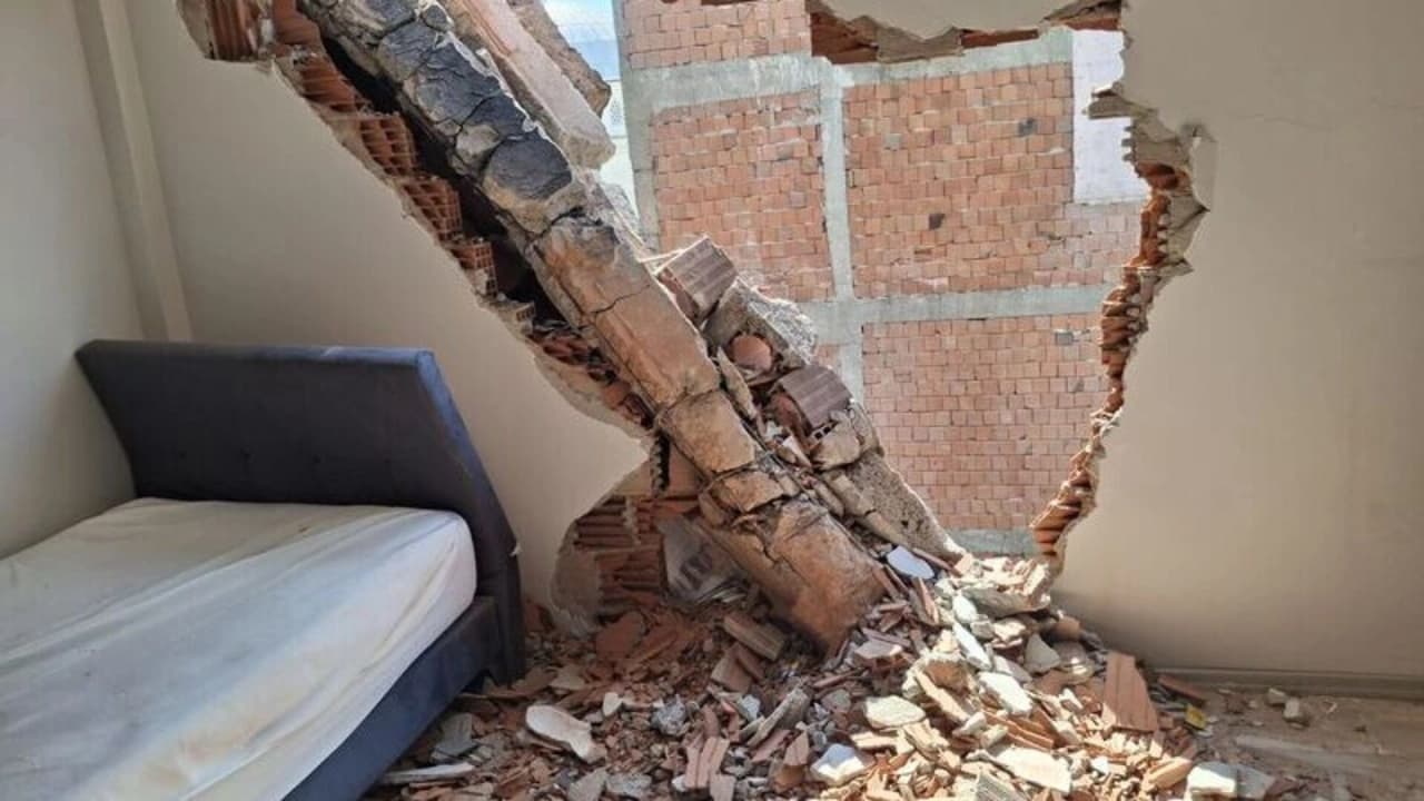 Zeytinburnu'nda Kentsel Dönüşüm Faciası Kıl Payı Atlatıldı: Yıkılan Binanın Molozları Yatağın Üzerine Çöktü