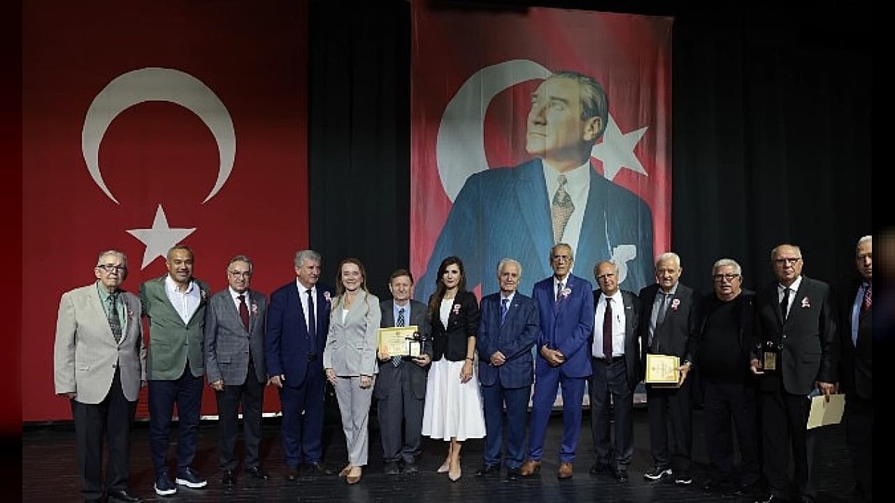 İzmir'de Vefa Dolu Gece: 27. İnsanlar Yaşarken de Anılmalıdır Ödül Töreni Düzenlendi
