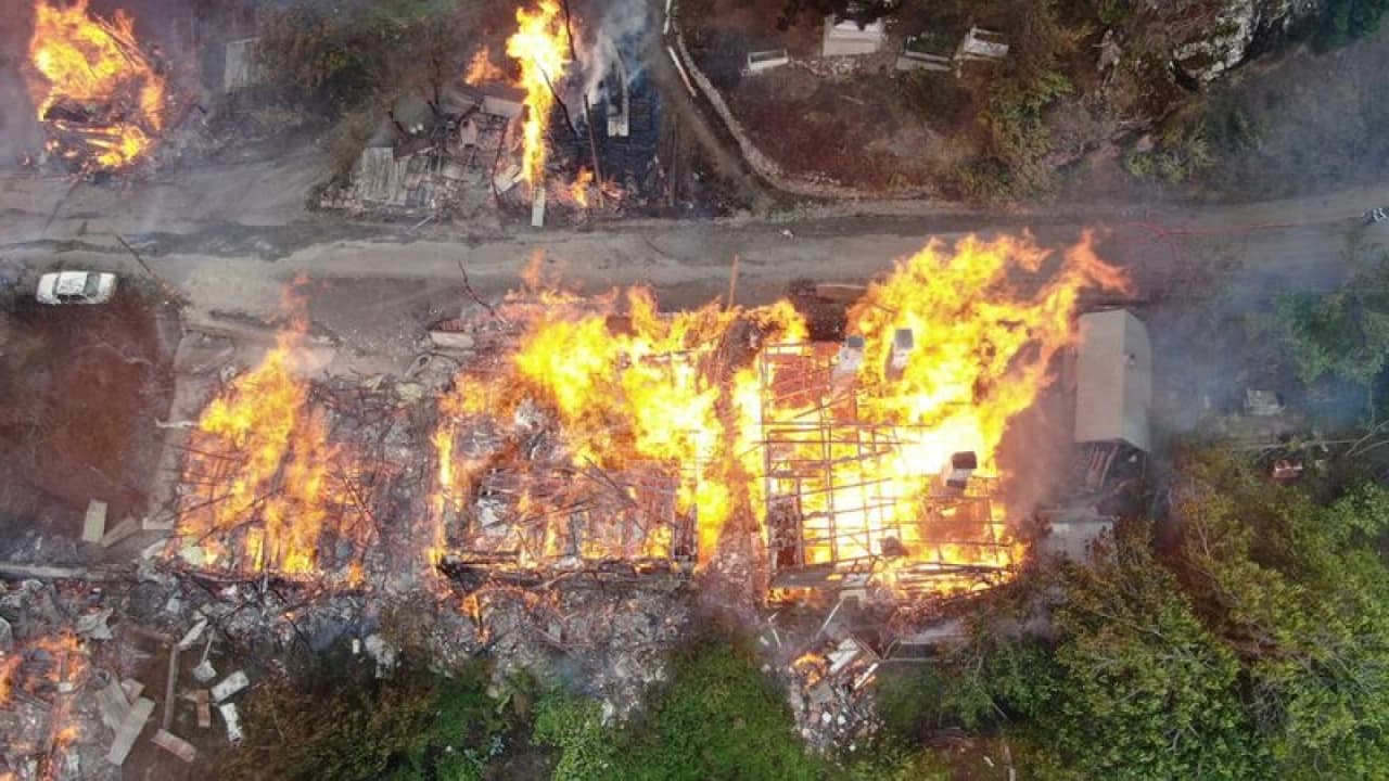 Kastamonu İnebolu'da Korkutan Yangın: 8 Ev Alevlere Teslim Oldu
