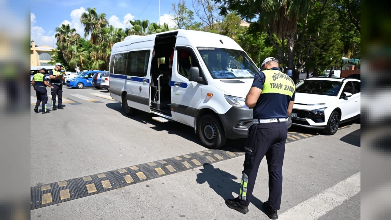 Mersin'de Okul Servislerine Sıkı Denetim: Ekipler Barbaros Ortaokulu Önünde Kontrol Yaptı