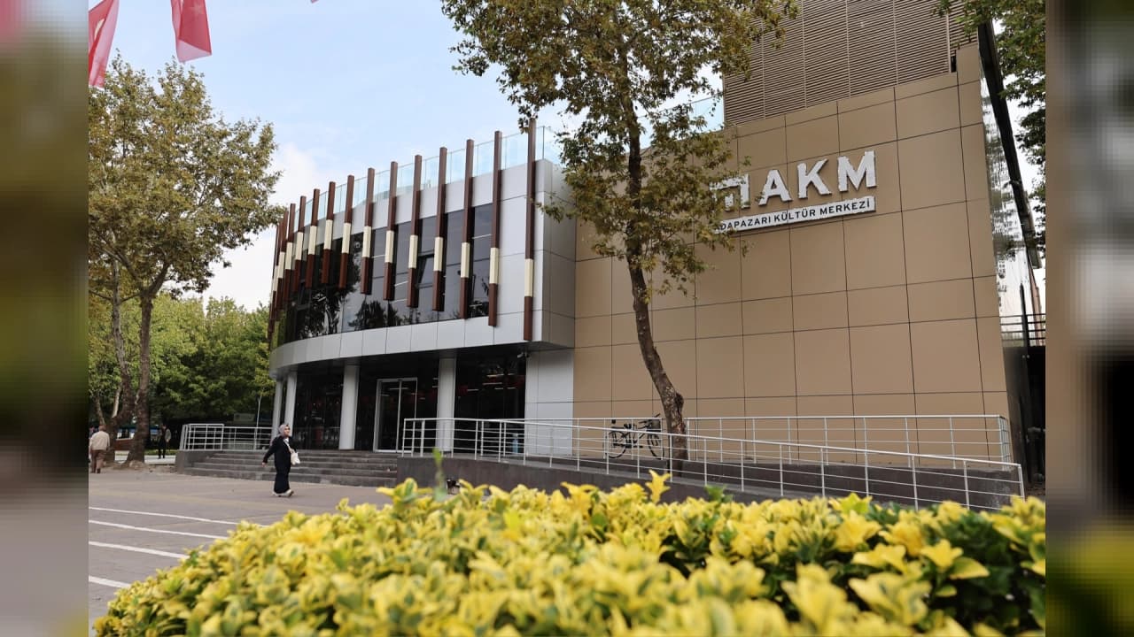 Sakarya AKM Yenilenen Yüzüyle Gençlerin Akınına Uğradı