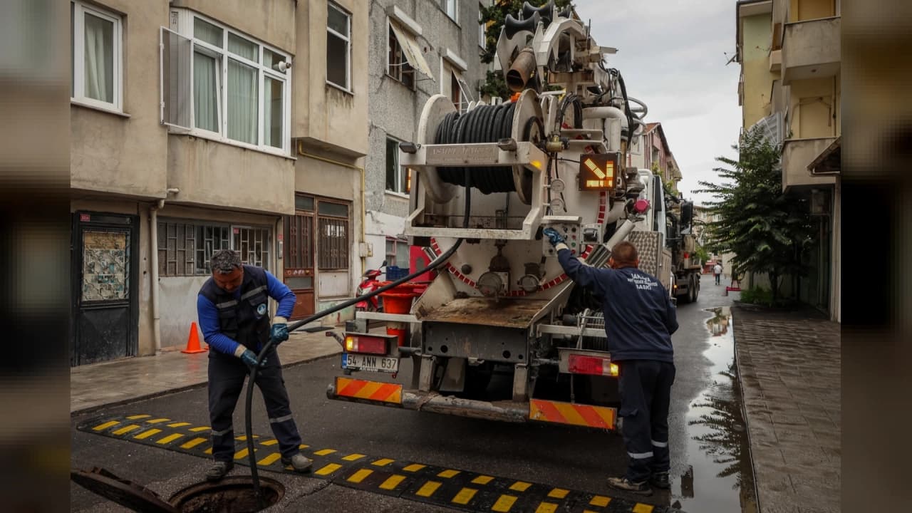 Sakarya'da Sağanak Alarmlı Gece: Metrekareye 50 Kilogram Yağış Düştü, SASKİ Ekipleri Sahada