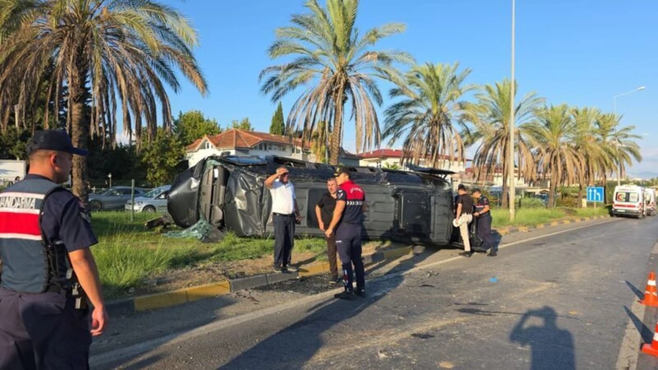 Antalya Manavgat'ta Zincirleme Kaza: Tur Minibüsü Devrildi, 17 Yaralı