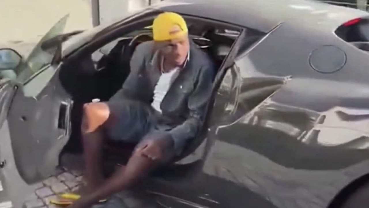 Galatasaray'ın Yıldızı Victor Osimhen Lagos Havalimanı'nda Yeni Ferrari'siyle Görüldü