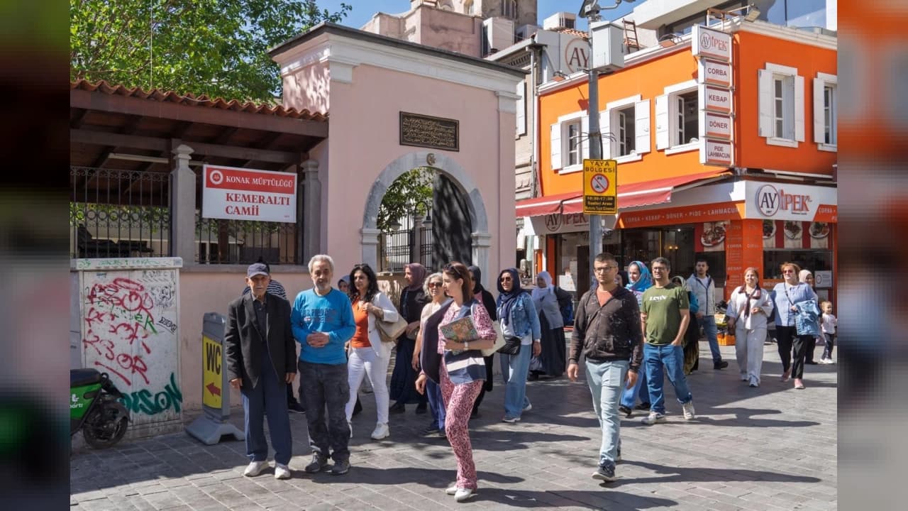 İzmir'de Emeklilere Müjde: Ücretsiz Şehir Turları Eylül ve Ekim Aylarında Devam Ediyor