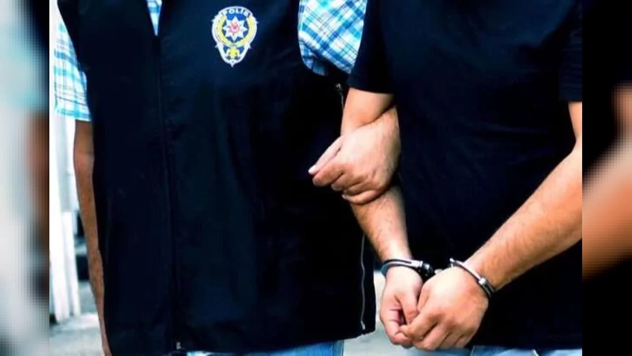 İzmir Merkezli Sahte Vatandaşlık Operasyonu: 3 Gözaltı