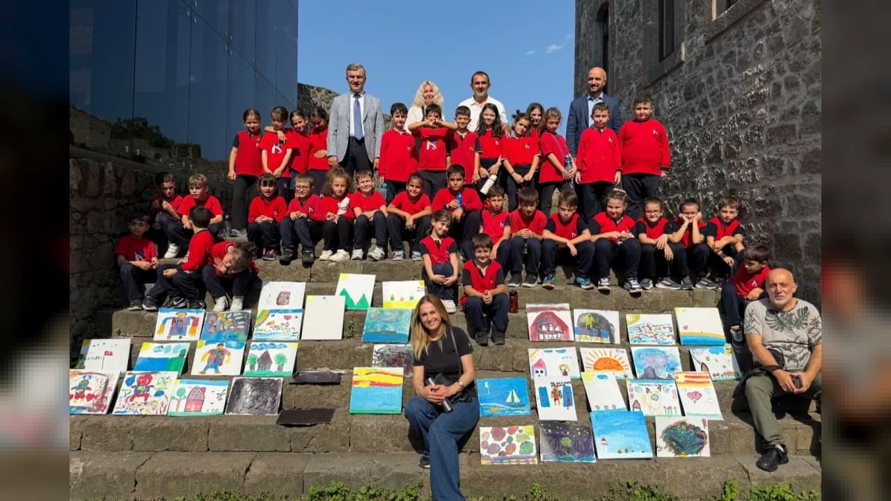 Trabzon'da Sanat Şöleni: 5. Uluslararası Sanat Buluşması'nda Öğrenciler ve Ustalar Tuvalleri Paylaştı