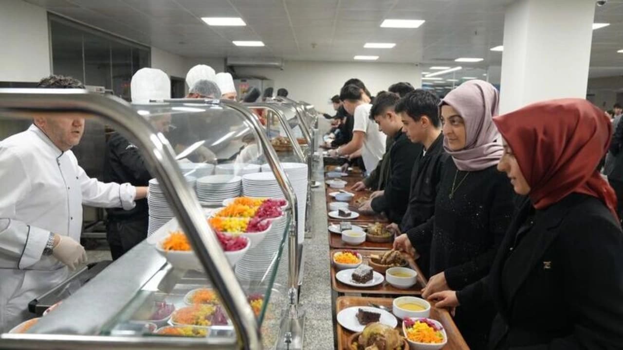 Ümraniye Belediyesi'nden Üniversitelilere Ücretsiz Akşam Yemeği Desteği