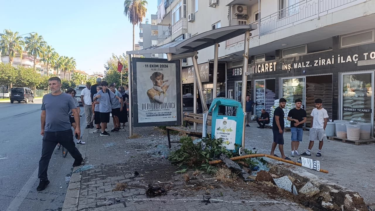 Antalya'da Otobüs Durağına Giren Otomobil Dehşet Saçtı: 3 Yaralı