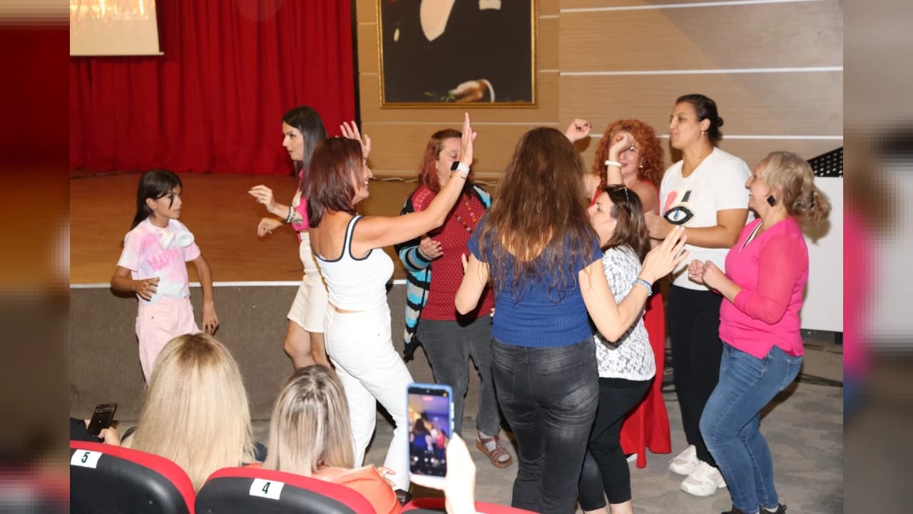 Çiğli Komedi Akşamları Emrah Bari'nin Roman Gecesiyle Yeni Sezonu Açtı