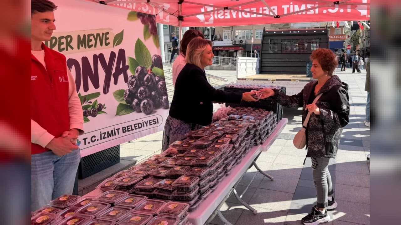 İzmit Belediyesi’nden Ücretsiz Aronya İkramı: 1 Ton Ürün Dağıtıldı