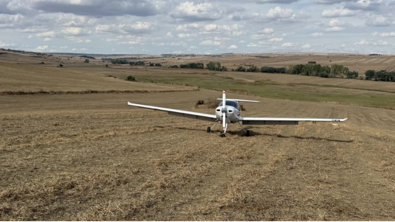 Tekirdağ'da Eğitim Uçağı Tarlaya Zorunlu İniş Yaptı: Pilotlar Sağ Kurtuldu