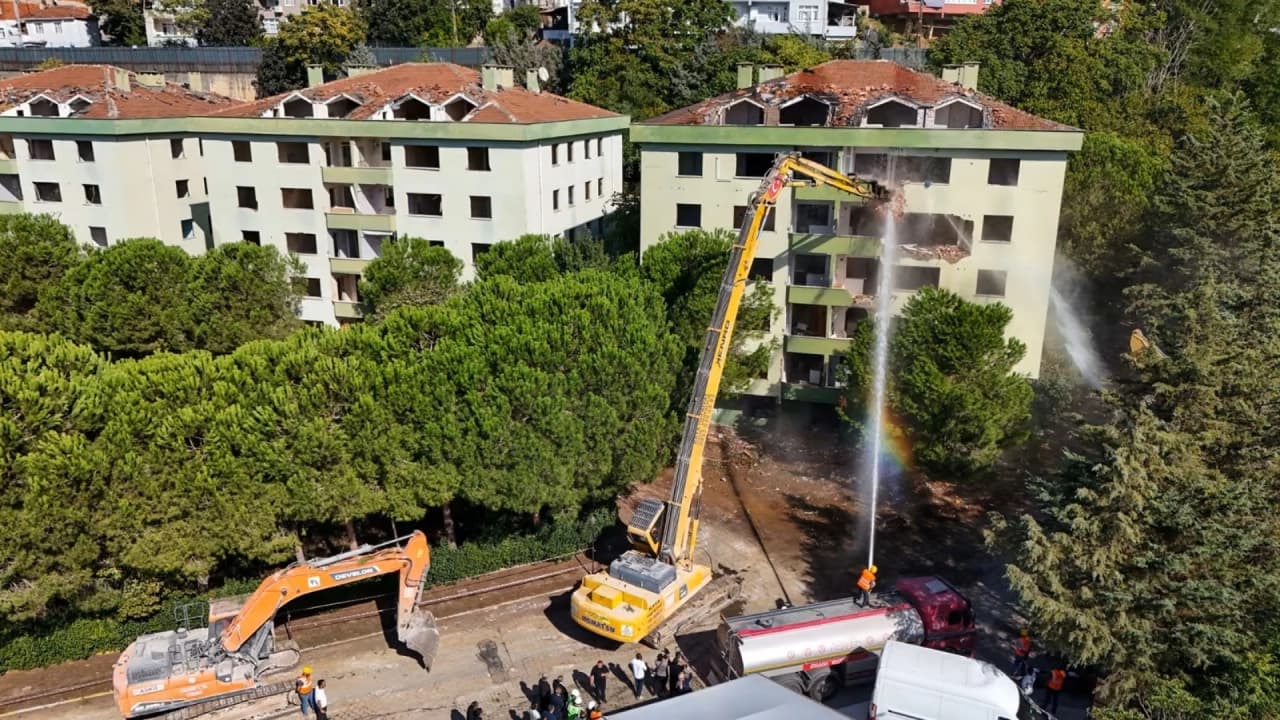 Beykoz'da Site Ölçekli İlk Kentsel Dönüşüm: Özakademi Sitesi'nde Yıkım Başladı