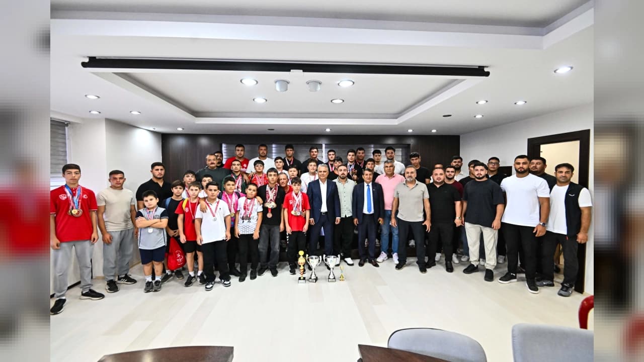 Muratpaşa Belediye Başkanı Ümit Uysal Güreşçilerle Buluştu: Mücadele Vurgusu