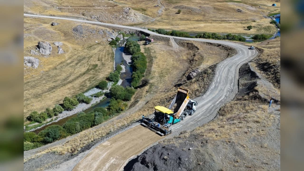 Van'da Sınır Hattındaki Mezrada Asfalt Seferberliği Başlatıldı